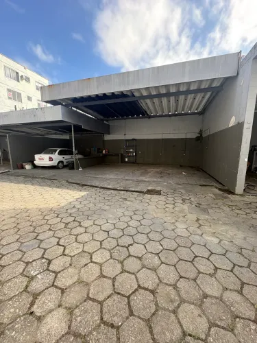 Espaço para lavação ou serviços automotivos