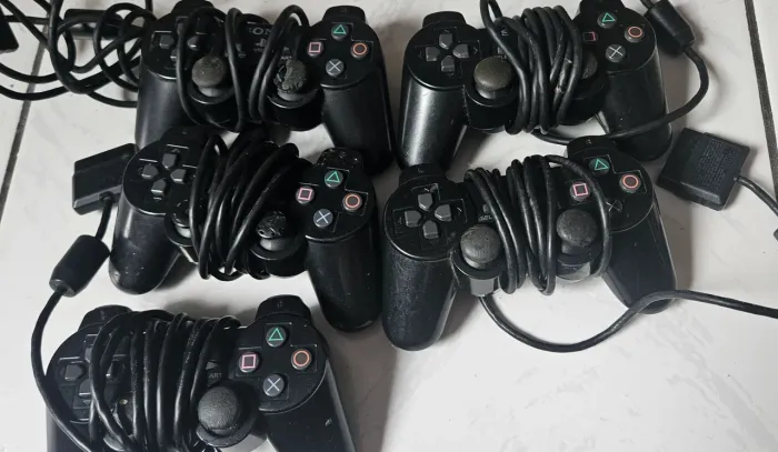 Lote de controles de ps2 ( no estado)