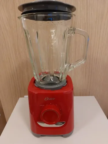 Liquidificador Oster 1000 Watt de potência e Jarra em vidro;