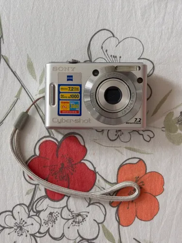 Sony CyberShot DSC-W35. Acompanha carregador e bateria