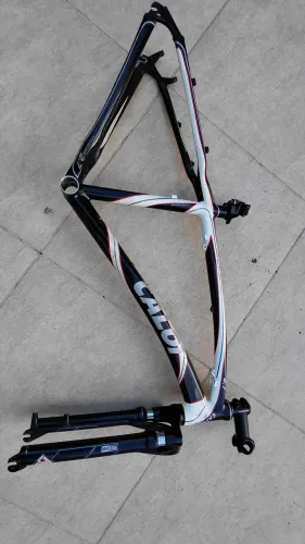 Quadro da Caloi Elite, aro 26, canote e mesa, suspensão falta peças.<br>400,00.<br>Tamanho 16.
