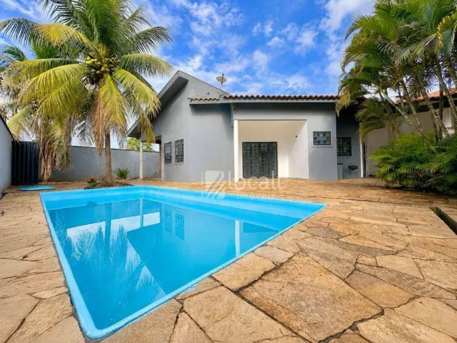 Casa Residencial e Comercial com 03 quartos e 200m² de área útil para locação no Bairro Ja