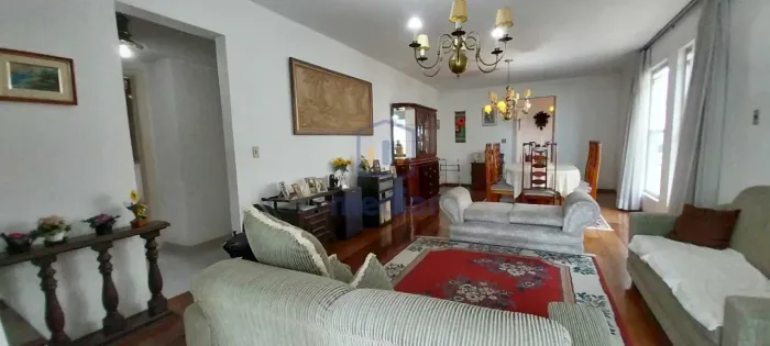 Apartamento com 3 dormitórios, 1 Suíte e sacada a 100 mts da Praia do Embaré !