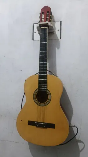 Violão Elétrico, funciona na caixa de som e fora, cordas na altura certa, bem regulado! 01