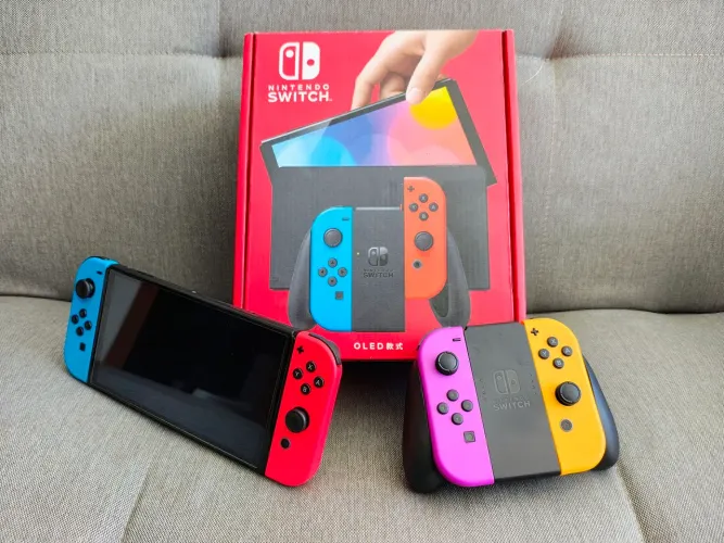Nintendo switch oled neon impecável + 2 joycons 