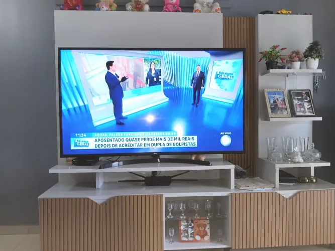 Vendo tv LG 60 polegadas linda.