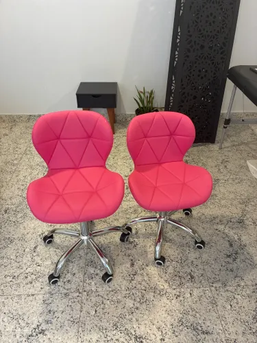 Vendo um par de cadeiras com rodinhas na cor rosa