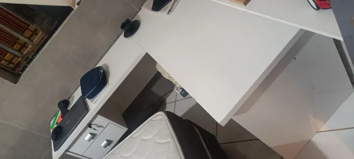 Mesa tipo L com duas gavetas com chave
