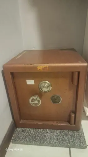 Cofre antigo relíquia 