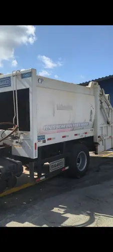 Compactador de lixo com todos os pistões