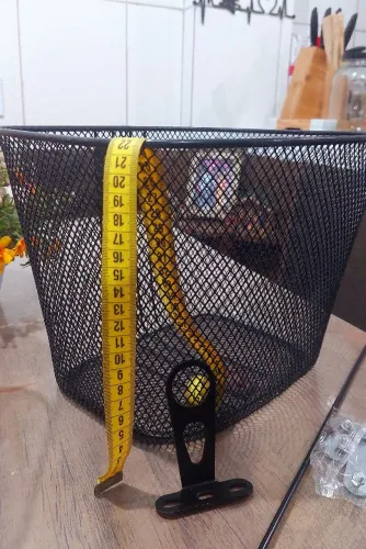 Cesta Seminova para Bicicleta. Em Aramado de Aço, na Cor Preta, com Hastes + Parafusos.