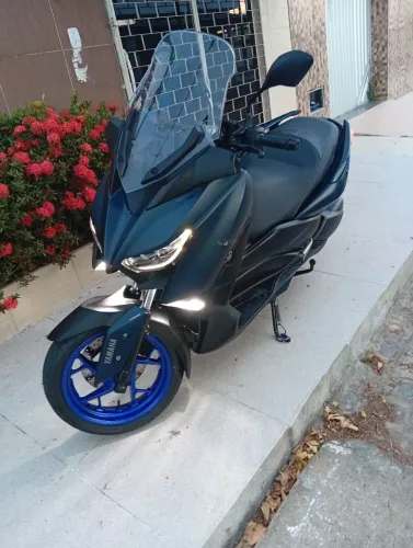 Vendo moto Yamaha XMax 250, super nova, com apenas 13.000 rodados. IPVA pago quitada.