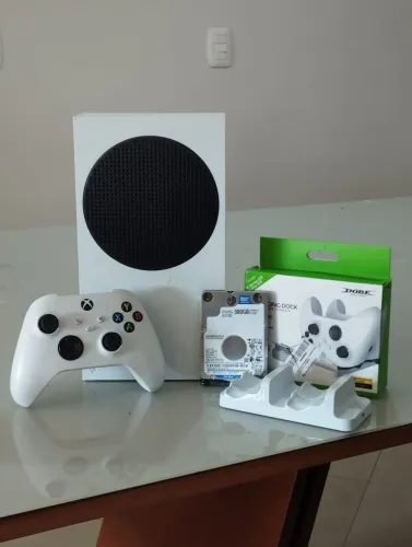 XBOX SERIES S 500GB + 500GB HD EXTERNO + DOCK DE CARREGAMENTO + CONTROLE