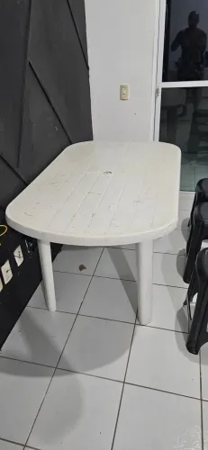 Mesa com três bancos de plástico