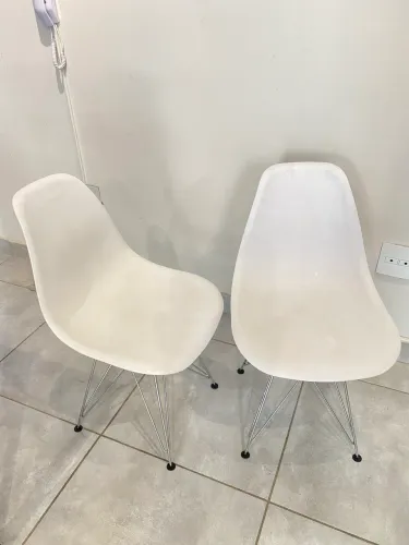 Kit 4 Cadeiras Charles Eames com base de metal cromado Branco