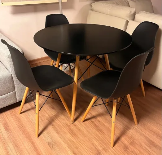 Mesa Redonda com tampo de madeira + 4 Cadeiras - Estilo Eiffel 