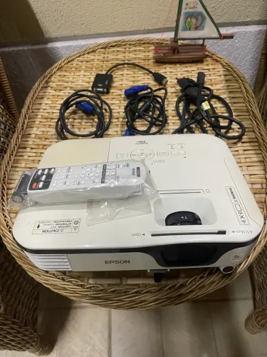 Projetor Epson power lite X14+, muito novo ,pouco usado .