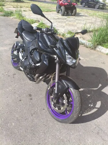 Moto Kawasaki Z750 2010 preta