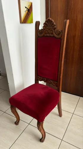 Cadeira de Madeira Maciça Entalhada Estilo Clássico - Veludo Vermelho