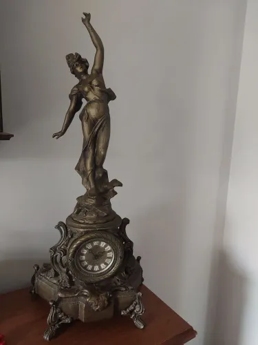 Belíssima escultura de mulher com relógio 