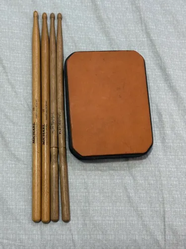 Pad de treinamento e 2 pares de baquetas