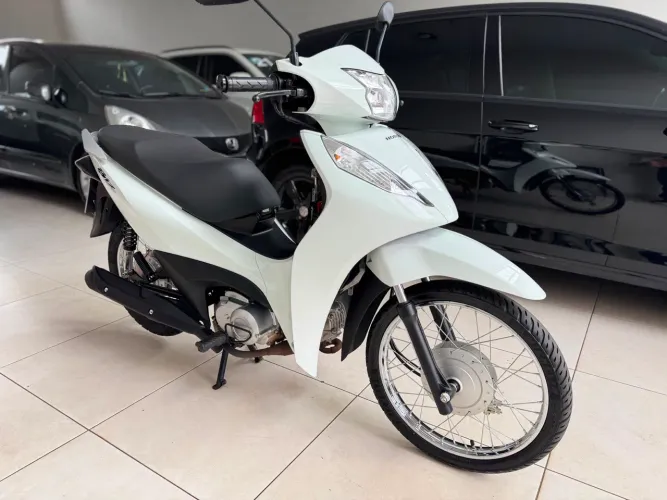 Biz 125 es 2026 com partida elétrica com 2 mil km