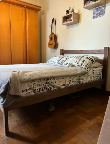 Cama: colchão e estrado