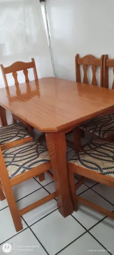 Mesa de madeira com 6 cadeiras 