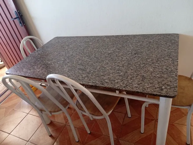 Mesa semi nova - tampa em mármore