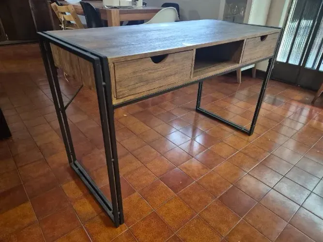 Escrivaninha industrial 2 gavetas, tampo amadeirado e pés de metal