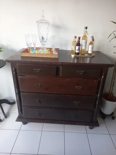 Cômoda em madeira maciça 