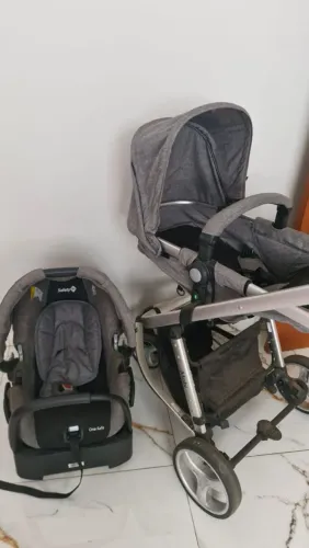 Carrinho de bebê com bebê conforto 