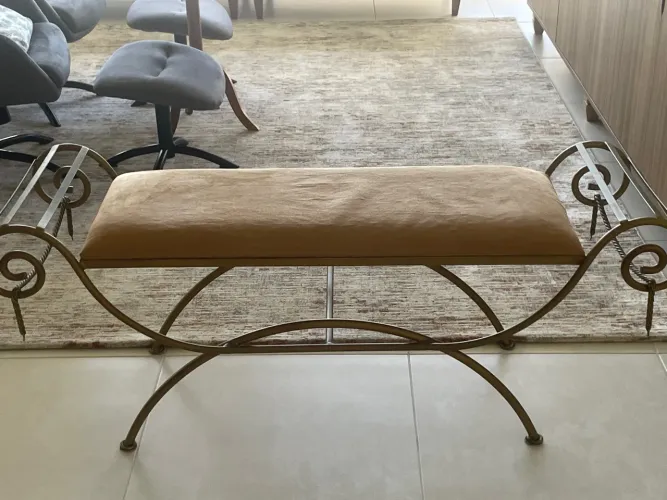Lindo recamier em dourado envelhecido fosco com camurça caramelo já