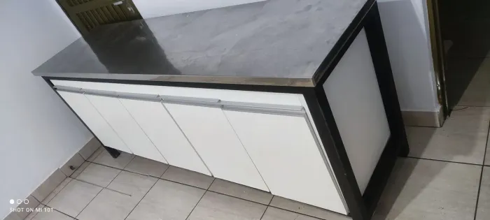 Balcão 05 portas tampo em inox