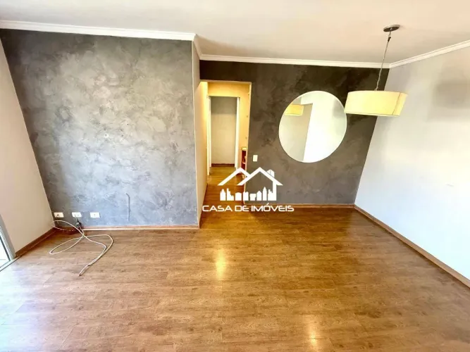 Vende apartamento de 70m², com 2 dormitórios, sendo 1 suíte com varanda e 2 vagas