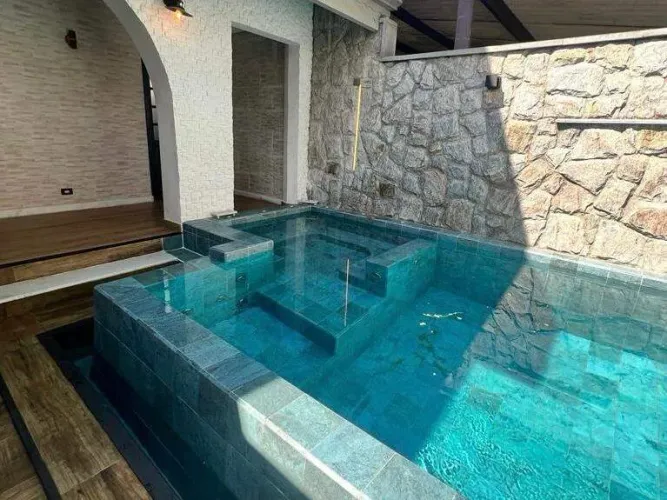 Casa para locação 265m² | 4 Dormitórios (2 Suítes) | Piscina com Hidro | 2 Vagas Santos/