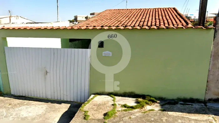 Casa com 3 quartos sendo uma suíte 2 vagas de garagem e Edícula