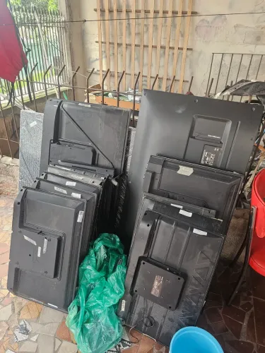 Lote 13 TVs com defeito