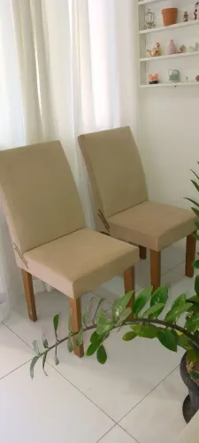 Duas cadeiras acolchoadas em ótimo estado de uso