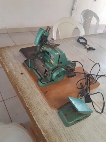 Máquina Overlock Funcionando