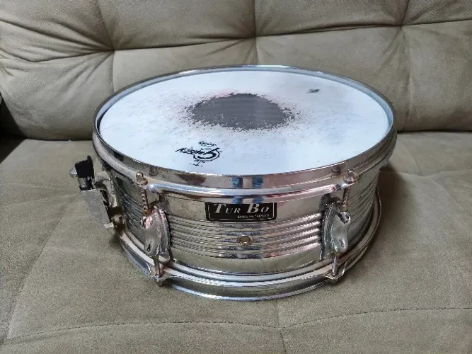 Caixa 14x5,5' Turbo em Metal com 6 Afinadores e Abafador Interno
