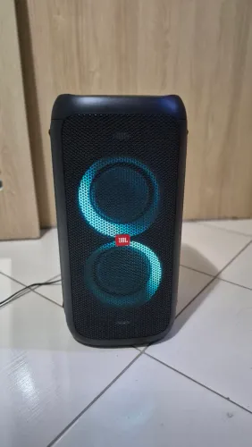 Vendo esta caixa de som JBL partybox 100 super nova