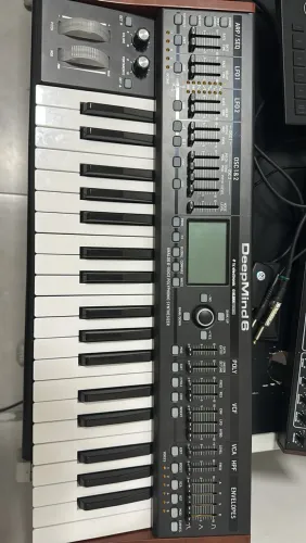 Behringer Deepmind 6