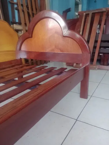 Cama de solteiro de madeira Angelim 399,00