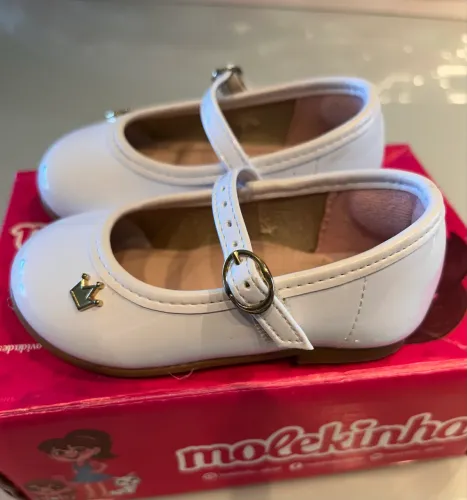 Sapatilha Molekinha branca, envernizada, com pingente de coroinhas NÚMERO 20