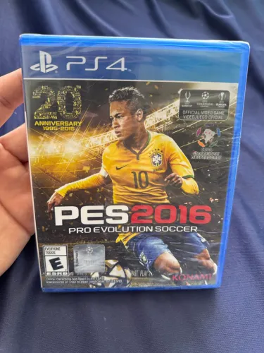 Jogo PES 2016 PS4 - Pro Evolution Soccer - Mídia Física Novo LACRADO (Edição 20 Anos)