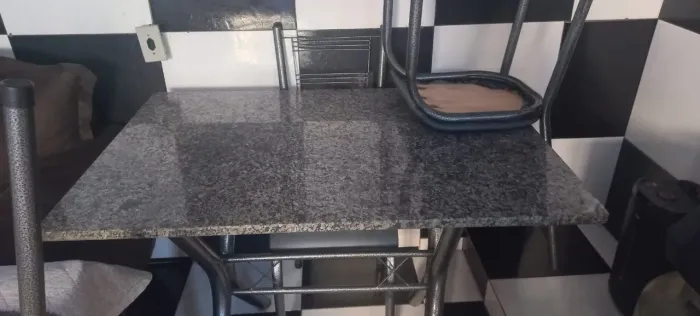 Vendo Mesa de mármore com 4 cadeiras