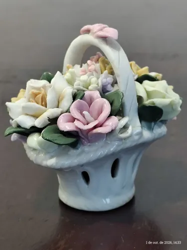 Cesto em porcelana com flores estilo Capodimonte 