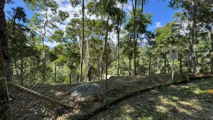 Terreno em ótima localização em condomínio fechado, medindo