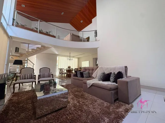 Casa em Condomínio com 4 Dormitórios, Piscina, Escritório e Teto de Madeira